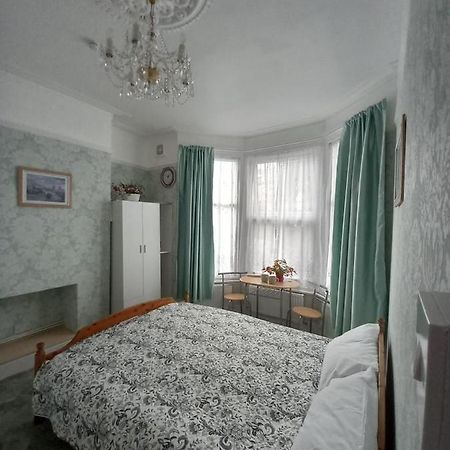 Mari London Holiday Room イルフォード エクステリア 写真