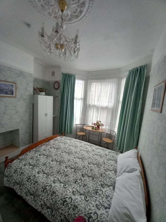 Mari London Holiday Room イルフォード エクステリア 写真
