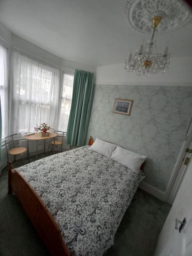 Mari London Holiday Room イルフォード エクステリア 写真