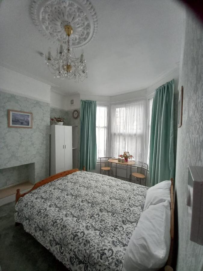 Mari London Holiday Room イルフォード エクステリア 写真