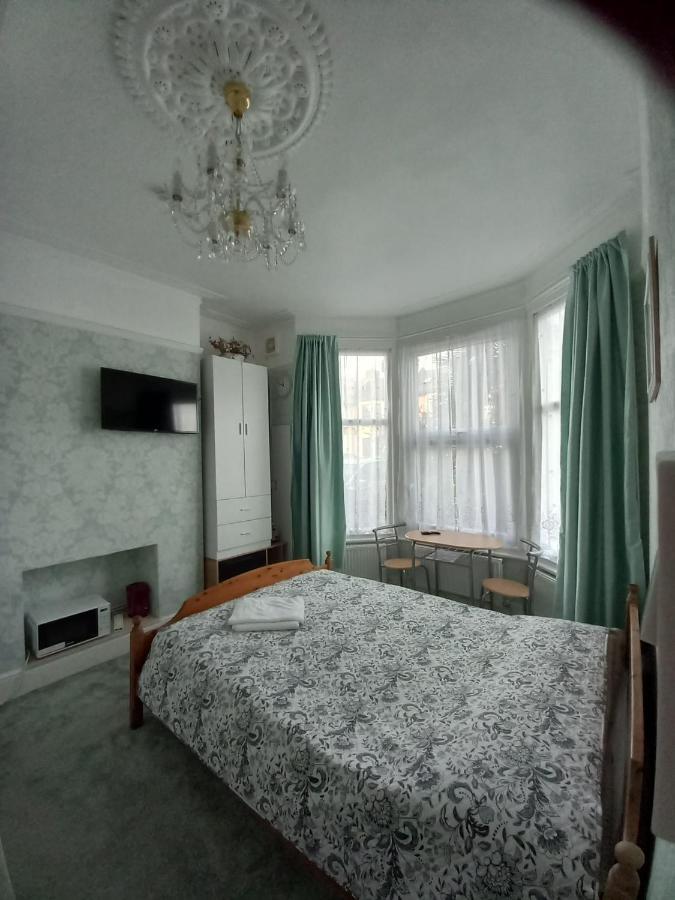 Mari London Holiday Room イルフォード エクステリア 写真